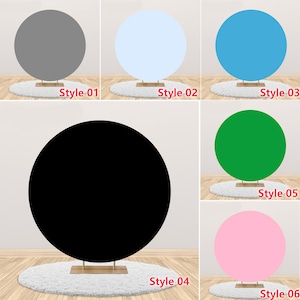 Könnte beinhalten: Sechs verschiedene runde Kulissen in verschiedenen Farben, darunter Grau, Hellblau, Blau, Schwarz, Grün und Pink. Jede Kulisse wird auf einem Ständer mit einer weißen, flauschigen Oberfläche darunter präsentiert. Die Kulissen sind mit dem Text "Style 01" bis "Style 06" beschriftet.