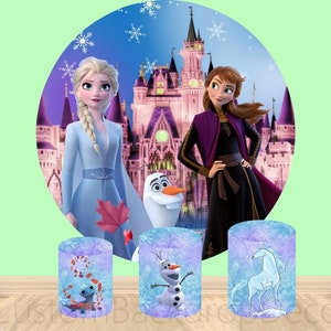 Puede incluir: Tres soportes redondos de tela de fondo, de color morado y azul, con im&aacute;genes de personajes de la pel&iacute;cula Frozen. Los soportes presentan un caballo azul y blanco, un mu&ntilde;eco de nieve y un lagarto.