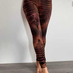 Op de afbeelding: Bruine leggings met een varenbladpatroon. De leggings zijn gemaakt van een zachte, rekbare stof en hebben een hoge taille.