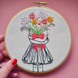 初心者向けの花柄刺繍キット、大人向けの DIY キット、花柄フープ、セルフケアギフト、親友への裁縫ギフト
