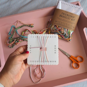Kit de pulsera de la amistad arcoíris, telar kumihimo de trenza plana, kit de manualidades para hacer joyas DIY para principiantes, niños, preadolescentes y adultos.