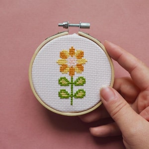 Flower Cross Stitch Kit, Easy Floral Embroidery Kit for Beginners, DIY Hoop Art, Relaxing Mindful Craft Gift, Self Care Gift Idea