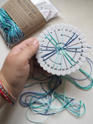 KEEHOM Kit Braccialetti Dell'Amicizia Fai-da-Te – 15 Fili Di Seta, Elastici, Scatola Portaoggetti, Regalo Per Bambine