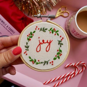 Joy Wreath Mini Embroidery Kit, Easy craft kit for beginners, DIY Christmas decorations, Embroidery pattern, Hoop art kit