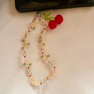 Correa para teléfono con cerezas y cuentas súper linda