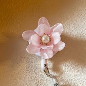 Bobine badge fleurs roses fait main