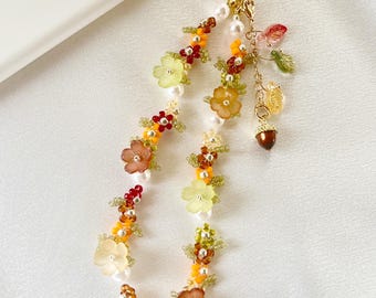 Handgemaakte telefoonhanger met kralen en herfstbloemenmotief, schattige Y2K telefoonarmband met herfsttuin-thema.