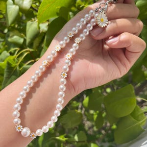 Daisy  flowers and pearls phone strap