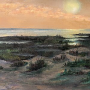Pu&ograve; includere: Un dipinto di un tramonto su una palude con un grande sole luminoso nel cielo. La palude &egrave; ricoperta di erbe e canne verdi, e l'acqua &egrave; di un colore blu chiaro. Il cielo &egrave; di un colore arancione e rosa tenue.