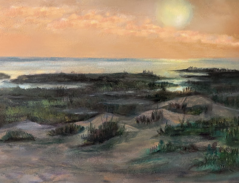 Pu&ograve; includere: Un dipinto di un tramonto su una palude con un grande sole luminoso nel cielo. La palude &egrave; ricoperta di erbe e canne verdi, e l'acqua &egrave; di un colore blu chiaro. Il cielo &egrave; di un colore arancione e rosa tenue.