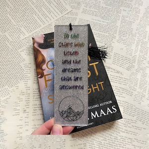 ACOTAR, The Night Court, offiziell lizenziertes Acryl-Glitter-Lesezeichen mit dem Zitat „To The Stars“.