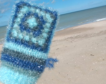 Guante exfoliante elaborado con exfoliante de crochet azul.