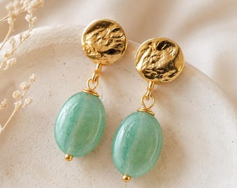 Orecchini a clip placcati in oro con pietra semipreziosa di avventurina verde. Pietre naturali.