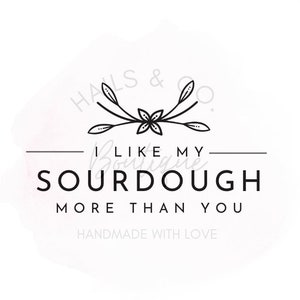 Könnte beinhalten: Schwarzweißes Logo mit dem Text "Hals & Co. Boutique Ich mag mein Sauerteig mehr als dich Handgemacht mit Liebe"