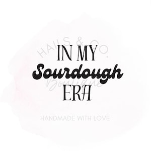 以下が含まれることがあります： 「In My Sourdough Era」と「Handmade with Love」の言葉が入った白黒のグラフィックテキストデザインです。
