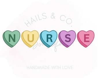 Puede incluir: Cinco corazones de caramelo que deletrean la palabra "NURSE" en verde, amarillo, azul, morado y rosa. Los corazones están dispuestos en una fila. El texto "HAILS & CO." está por encima de los corazones, y el texto "HANDMADE WITH LOVE" está por debajo de los corazones.