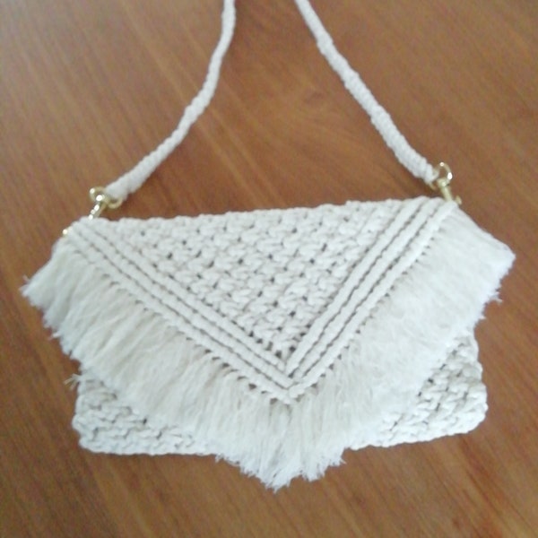 Sac pochette en macramé blanc, 100% fait à la main.