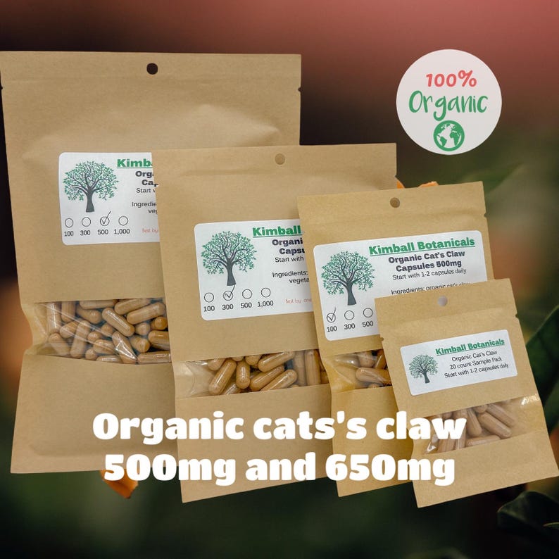 Pu&ograve; includere: Due sacchetti di carta marrone con etichette bianche contenenti capsule di artiglio di gatto biologico. Le etichette riportano "Kimball Botanicals" e "Capsule di artiglio di gatto biologico 500 mg" e "Artiglio di gatto biologico 20 capsule campione". I sacchetti sono su una superficie marrone.