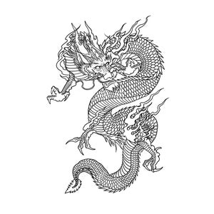 Puede incluir: Un dibujo en blanco y negro de un dragón enroscado con detalles intrincados. El dragón tiene una expresión feroz y se representa con llamas y humo.