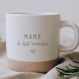 Gravierte Keramiktasse mit rustikalem Design – Tasse mit weißer matter Lasur und kleinen sprenkeln und unglasiertem Bodendesign in Natur, individuell anpassbar nach euren wünschen. Eine tolle Geschenkidee für jeden Anlass. Mama du bist wunderbar