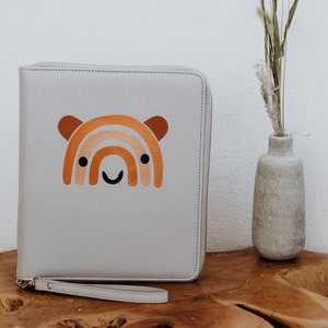 Personalisierte U-Heft Organizer mit Regenbogen-Bär für Eure kleine Familie