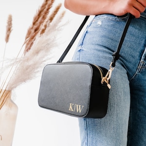 Bolso bandolera de piel vegana personalizado con iniciales o nombre: bolso de hombro en negro, gris y marfil.