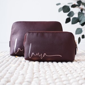 Personalisierte Kosmetiktasche, Kulturbeutel mit geschwungenem Namen | Exklusive & limitierte Edition in Berry