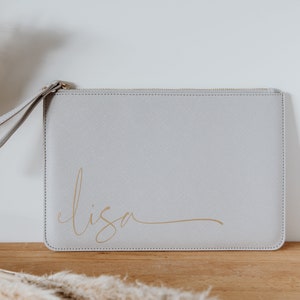 Personalisierte Clutch in verschnörkelter schöner Schreibschrift für Frauen in verschiedenen Farben. Schriftfarbe variierbar