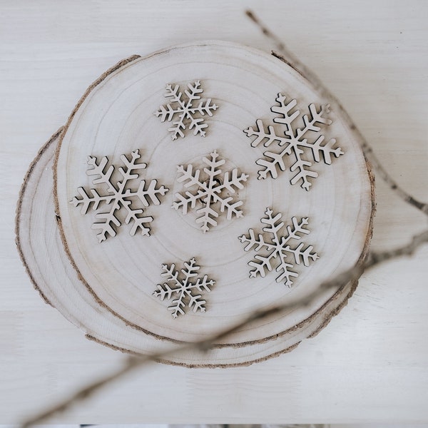 skandinavische Schneeflocken als Winterdekoration aus unbehandeltem Buchenholz