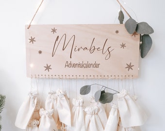 Personalisierter Adventskalender mit Namen und stilisierten Schneeflocken im skandinavisch minimalistischen Stil aus nachhaltigem Holz