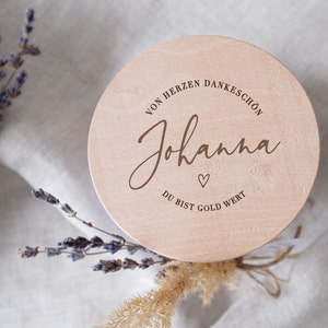 Personalisierte Holzbox als Geschenkverpackung mit der Aufschrift "Von Herzen Dankeschön - Du bist Gold wert". Diese einzigartige, liebevoll gestaltete Box eignet sich perfekt, um Wertschätzung und Dankbarkeit auszudrücken. Ideal für besondere Anlässe, schafft sie unvergessliche Momente und berührt das Herz des Beschenkten. Ein emotionales und stilvolles Präsent, das in Erinnerung bleibt.