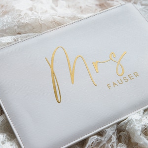 Personalisierte Clutch Brautgeschenk Handtasche für die Hochzeit Brauttasche Pouch Ivory mit Brautnamen, Trauzeugin, Brautmutter gold