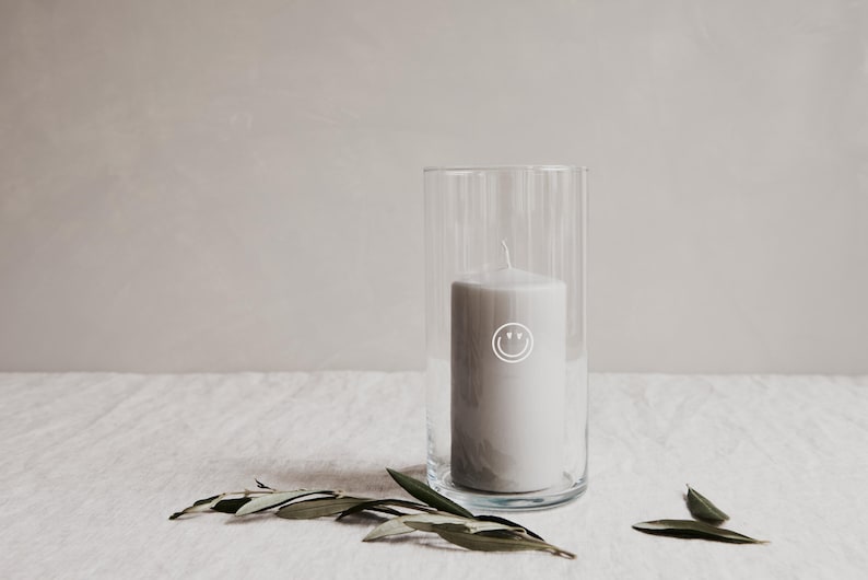 Großes Vorratsglas 1200ml mit einer Stumpenkerze als Windlicht. Eine sichere Deko Alternative für den Tisch