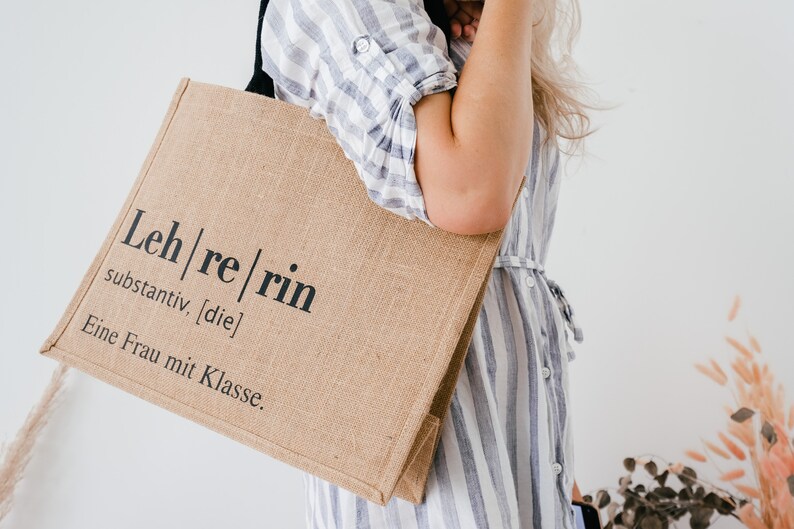 Jutetasche Lehrerin Jute mit Aufdruck „Eine Frau mit Klasse", schwarze Henkel, Abschiedsgeschenk