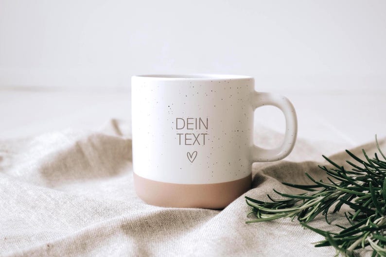 Gravierte Keramiktasse mit rustikalem Design – Tasse mit weißer matter Lasur und kleinen sprenkeln der Oberfläche und unglasiertem Bodendesign in Natur, individuell anpassbar nach euren wünschen. Eine tolle Geschenkidee für jeden Anlass.