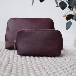 Kosmetiktasche veganes Leder Saffiano-Optik Berry, 2 Größen personalisiert mit Namen