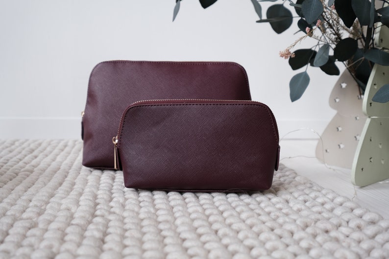 Kosmetiktasche veganes Leder Saffiano-Optik Berry, 2 Größen personalisiert mit Namen