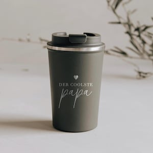 Hochwertiger Thermobecher in stilvollem Grau mit der Aufschrift "Der coolste Papa". Perfekt als Geschenk, um besondere Momente zu feiern und Papa ein Lächeln ins Gesicht zu zaubern. Der Becher hält Getränke lange warm oder kalt und ist ideal für unterwegs. Ein praktisches und emotionales Geschenk, das Wertschätzung ausdrückt.
