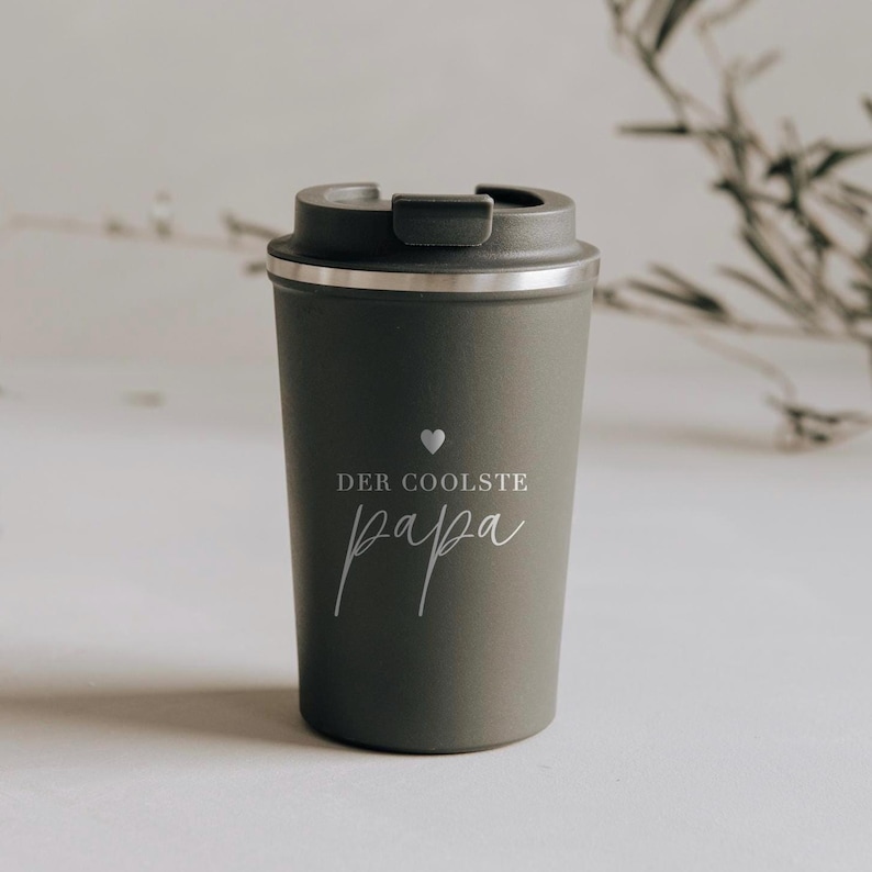 Hochwertiger Thermobecher in stilvollem Grau mit der Aufschrift "Der coolste Papa". Perfekt als Geschenk, um besondere Momente zu feiern und Papa ein Lächeln ins Gesicht zu zaubern. Der Becher hält Getränke lange warm oder kalt und ist ideal für unterwegs. Ein praktisches und emotionales Geschenk, das Wertschätzung ausdrückt.