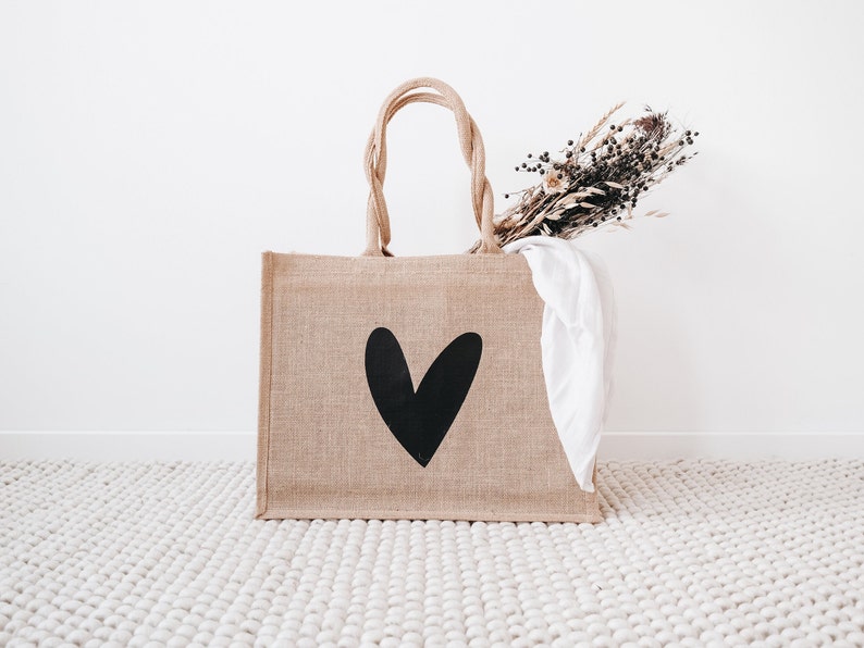 Frontansicht Shoppingbag mit griff in naturbraun, Personalisierung mit großem schwarzen Herz