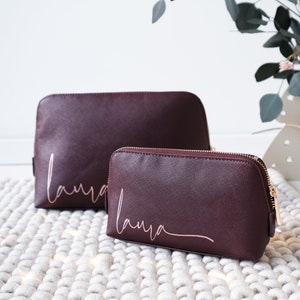 Kosmetiktasche veganes Leder Berry, Saffiano-Optik mit geschwungenem Namen personalisiert, 2 Größen