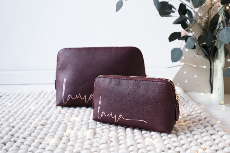 Kosmetiktasche veganes Leder Berry, Saffiano-Optik mit geschwungenem Namen personalisiert, 2 Größen