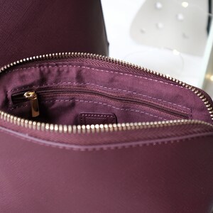Kosmetiktasche veganes Leder Berry, Innenansicht mit Reißverschlussfach und Golddetails, Saffiano-Optik