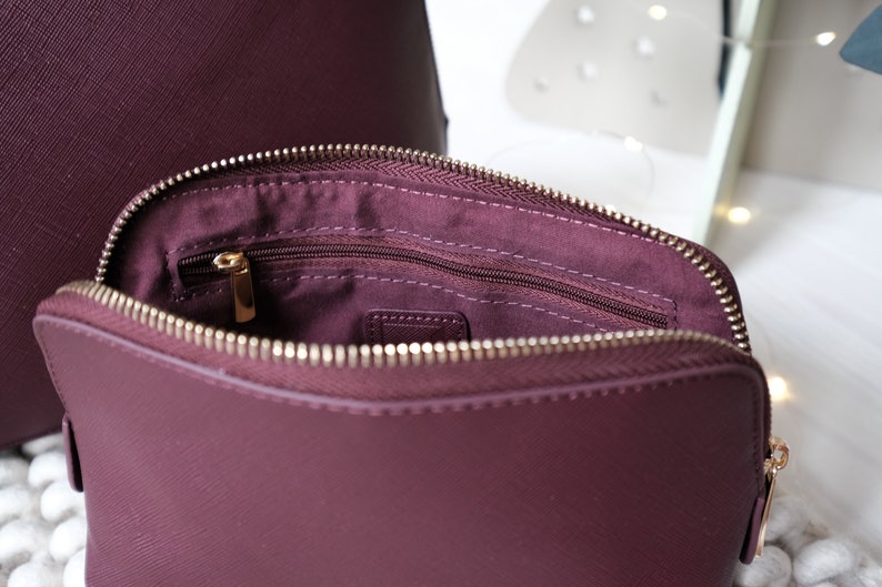 Kosmetiktasche veganes Leder Berry, Innenansicht mit Reißverschlussfach und Golddetails, Saffiano-Optik