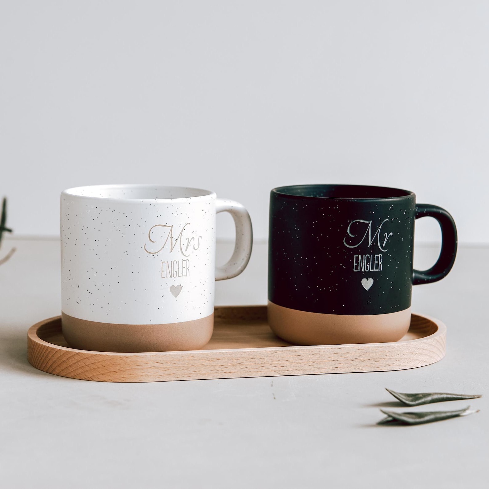 Wedding Gift for Couple Personalized - Mr & Mrs Mug Set with Engraved Name, Anniversary or Engagement Gift, Ceramic Stoneware Mugs 12 oz - Set Tassen + Tablett, weiß + schwarz