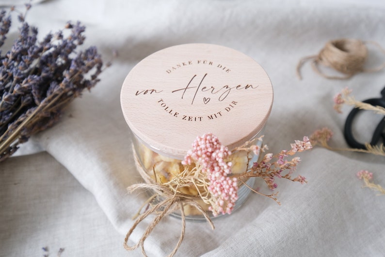 Nachhaltiges Vorratsglas mit Holzdeckel aus Buche und Dankesbotschaft und Möglichkeit zur Personalisierung "Danke für die tolle Zeit mit dir - von Herzen"