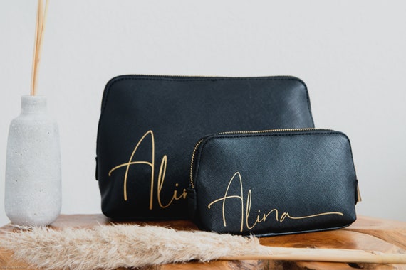 Kosmetiktasche personalisiert mit Namen aus veganem Saffiano-Leder – 2 Größen 11 Farben – Schminktasche Geschenk Geburtstag