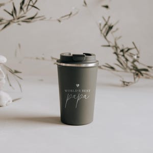Hochwertiger Thermobecher mit der Aufschrift "World's Best Papa", ideal als Geschenk für Väter. Der stilvolle, matte Becher in sanftem Olivgrün hält Getränke stundenlang warm. Perfekt für den Alltag oder unterwegs, um dem besten Papa eine Freude zu machen. Ein praktisches und emotionales Geschenk, das Wertschätzung zeigt.