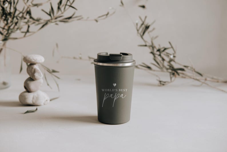 Hochwertiger Thermobecher mit der Aufschrift "World's Best Papa", ideal als Geschenk für Väter. Der stilvolle, matte Becher in sanftem Olivgrün hält Getränke stundenlang warm. Perfekt für den Alltag oder unterwegs, um dem besten Papa eine Freude zu machen. Ein praktisches und emotionales Geschenk, das Wertschätzung zeigt.