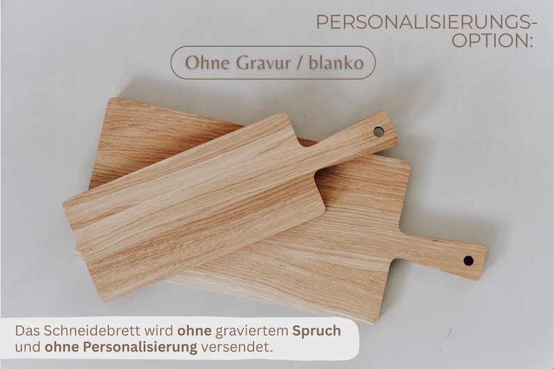 K&ouml;nnte beinhalten: Zwei Holzschneidebretter mit Griffen, eines auf dem anderen. Die Bretter sind hellbraun mit sichtbarer Holzmaserung. Der Text "Ohne Gravur / blanko" ist sichtbar. Der Text "PERSONALISIERUNGS-OPTION:" ist ebenfalls sichtbar.